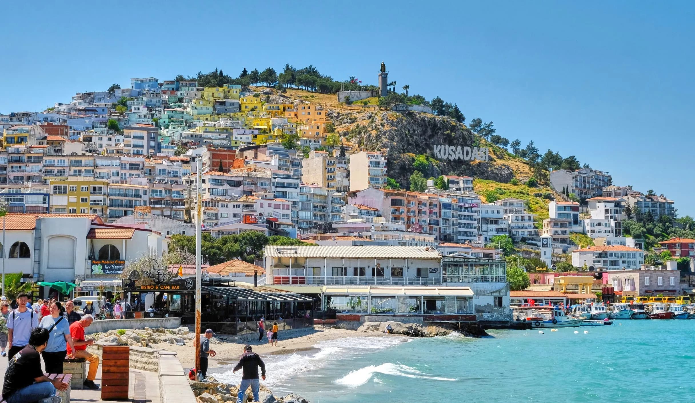 Vue de la côte de Kusadasi avec des bateaux de croisière et l'île aux Pigeons